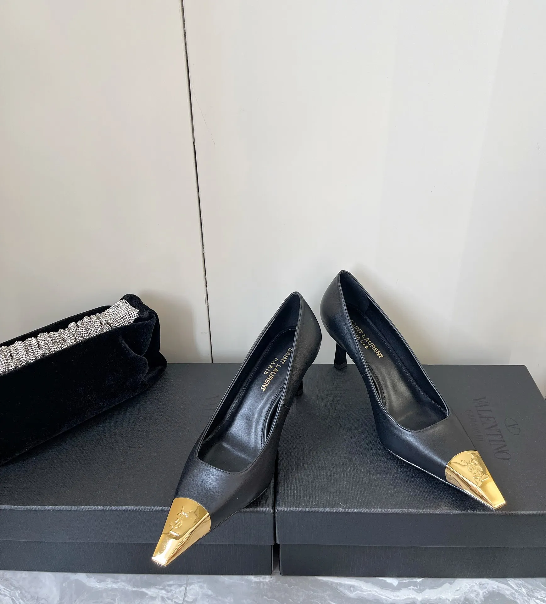 👟👟Ex-factory price 560👟👟 YSL Yves Saint Laurent's latest gold iron-toe logo small square toe high-heeled shoes ✔️ New products are available at the counter at the same time. Major celebrities and Internet celebrities have stepped on their feet. The style is fashionable and versatile, simple and high-end, and the elegance is achieved to the extreme. The feet are full of goddess style! Upper: Imported calfskin Lining: Imported sheepskin Heel height: 10.5 Outsole: Genuine leather outsole Size: 35-39 (custom-made in 40 units, non-refundable)